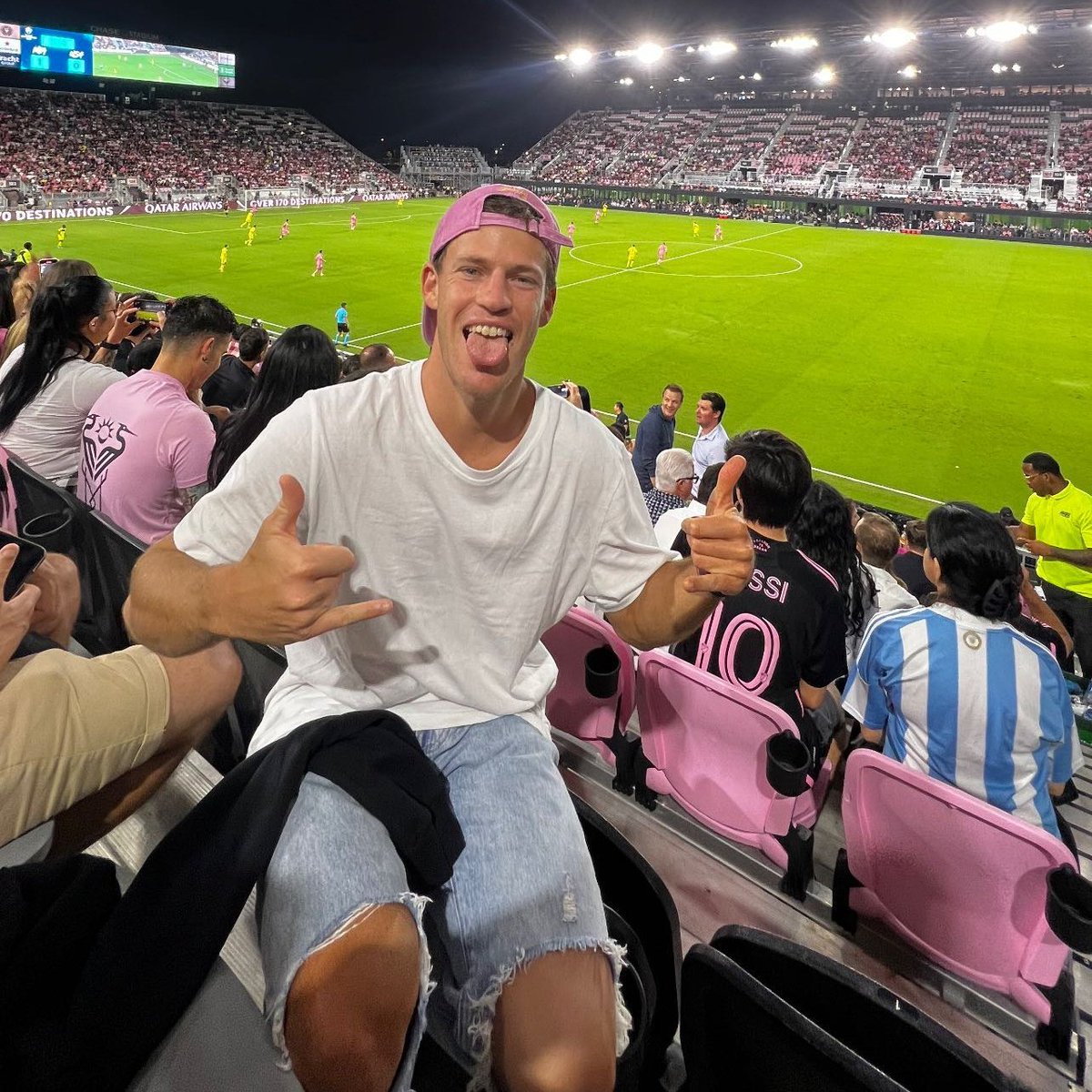 Mientras tanto, en Miami, 🇦🇷 @dieschwartzman aprovechó para ir a ver jugar nuevamente a Leo Messi ⚽🎾 ¿Buen plan? 🤝