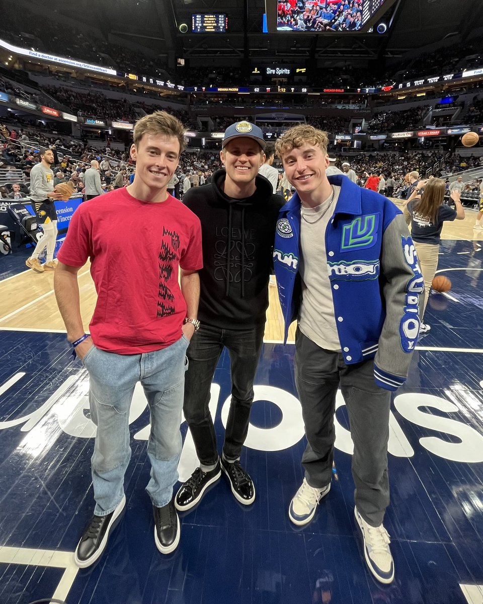 #INDYCAR meets @Pacers game night 🏀🏎️