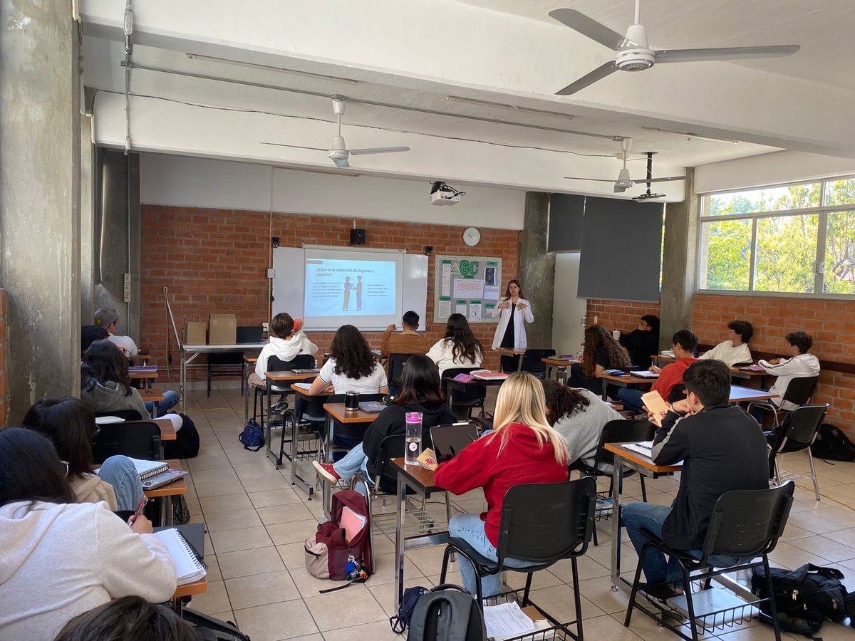 TrasplantesJal's tweet photo. Gran respuesta de estudiantes de bachillerato de @cedicolegio, ayer 
 acudimos a darles una plática de cocientizacion sobre donación de órganos y tejidos con fines de trasplante, esclareciendo mitos y realidades. 

visita https://t.co/XLh31pEXfe https://t.co/7NUQJBh4FC