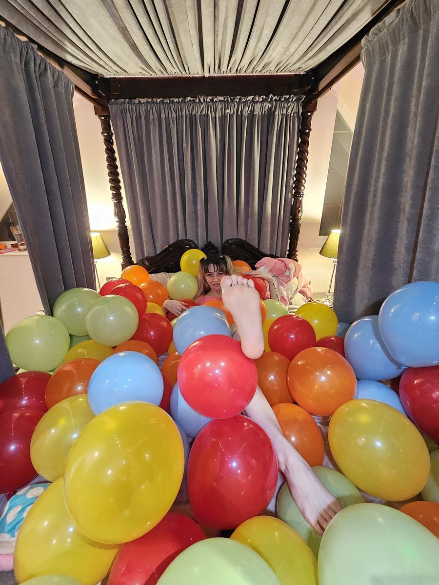 Dangerous_Do11y's tweet photo. New k!nk just unlocked 😂🎈Birthday Balloon stream was so fricken fun, thank you so much for the subs and making Ham and I blow up 100 fukin balloons 😂  in my absolute element rn. Stimming hard af in my balloon ballpit. https://t.co/VcmWzFXfZ9