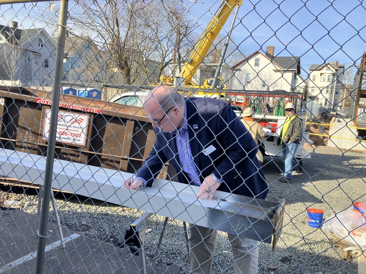 Wonderful legislative breakfast today at @FairHavenCHC with Senator Marty Looney and Reps Robin Comey & Al Paolillo! Thanks to @CT_MOM for presenting as well! After the breakfast we signed the beam for the new FHCHC site @CTSenateDems @CTHouseDems @debpolun @frickBG92