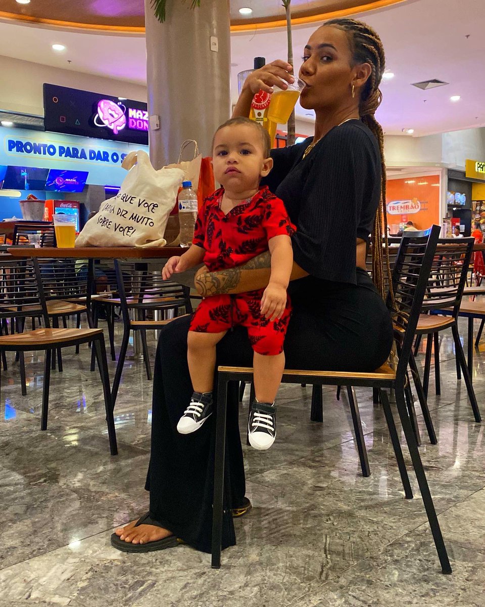 ZuleideMc's tweet photo. Hoje Zuri completou 11 meses e o mêsversario foi eu bebendo uma torre de cerveja kkkkk sem neurose, quem carregou 9 na barriga e 11 no colo foi eu . Vamo nessa ❤️🙏🏽 https://t.co/tvaG6jveXb