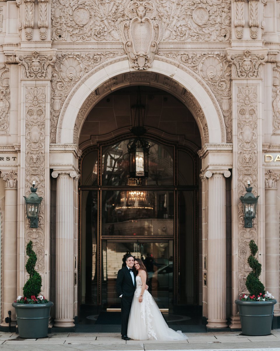 Experience pure bliss on your #wedding day surrounded by the legendary elegance of #BeverlyWilshire. Whether you're looking for a grand affair or an intimate gathering, our seasoned experts are here to make your dreams come true. Photo by IG: joelandjustyna #WeddingWednesday