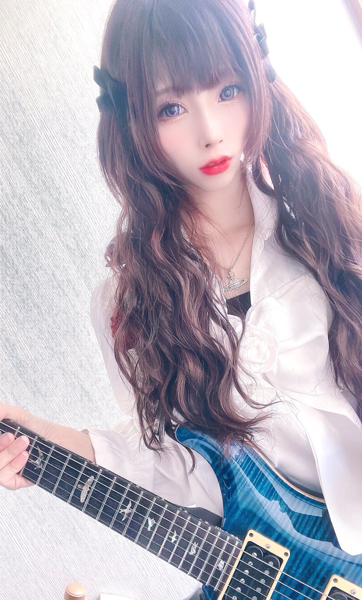 REINA_guitarist tweet picture