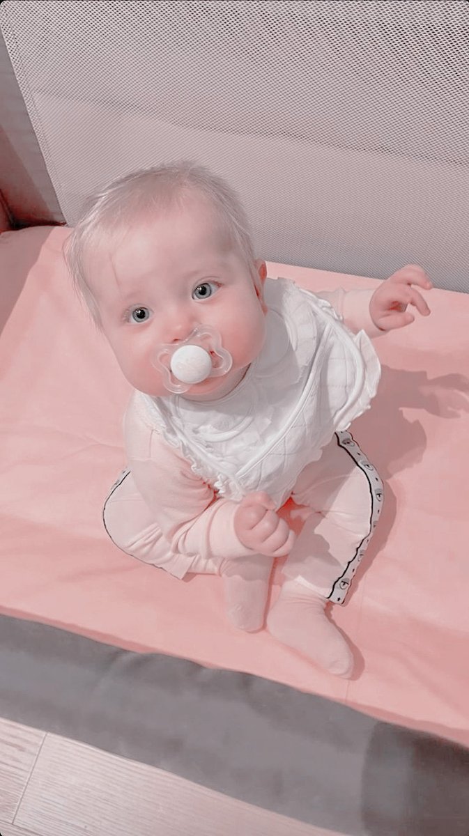 No puedo creer lo enorme que esta mi bebita, saco los mismos ojos hermosos que su papá. 🥺💗
<a href="/danielriviao/">𝓓𝐚𝐧𝐢𝐞𝐥 𝐝𝐞 𝓡𝐢𝐯𝐢𝐚</a>