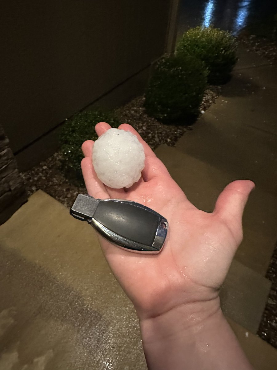 StephWingMeyer's tweet photo. Obligatory hail photo - Western Shawnee!  #kcwx https://t.co/mg15t5FnRW