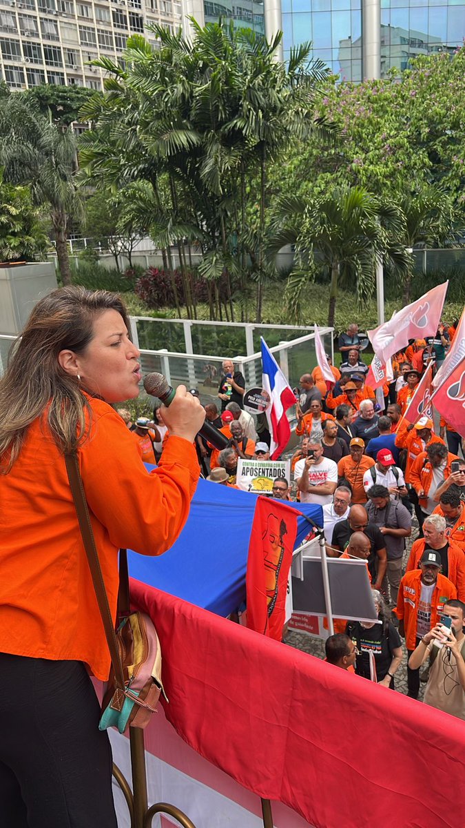 nataliarusso50's tweet photo. A defesa da aposentadoria está cada vez mais difícil no nosso país. Na Petrobras não é diferente. Nossos aposentados amargam pesados descontos nos seus benefícios que contribuíram a vida toda para ter. Não vamos desistir até a SOLUÇÃO vir! https://t.co/51FVsU2y6a