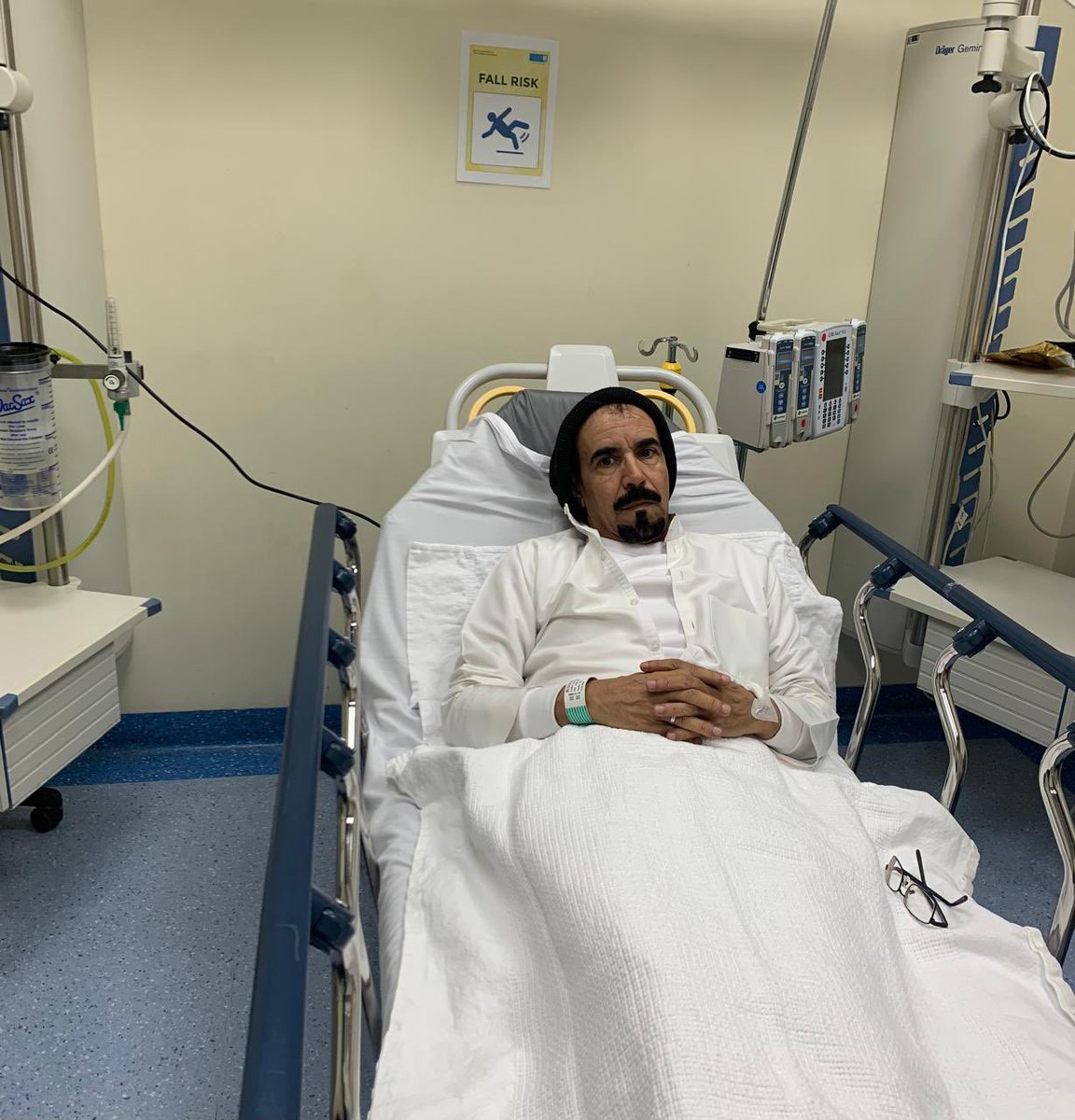 يا جماعة سامحوني عن جد مش متابع كتير بس من الشخص هذا اللي كل لما أفتح التايم لاين ألقى ناس بتدعي عليه في ليالي رمضان المفترجة؟ وشو عمل هالحزين لحتى المسلمين من كل العالم في هذه الليالي المباركة تحوله لممسحة لأحذيتهم؟ 🤔