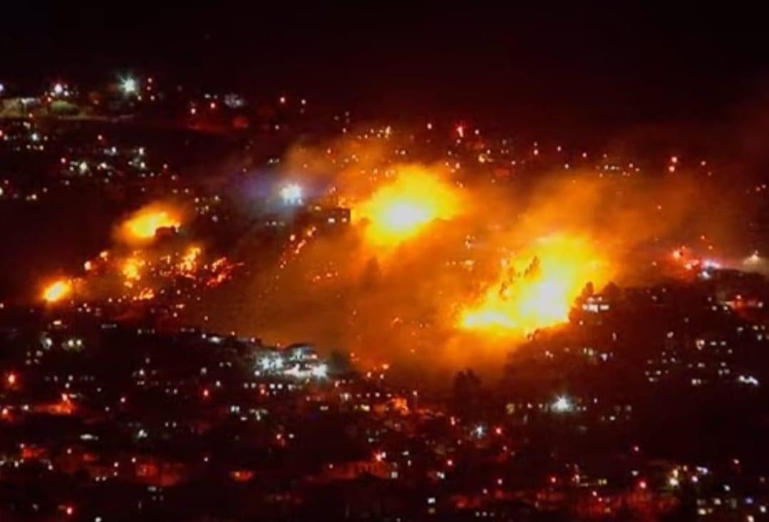 Focos de incendio en cerro Cordillera en Valparaíso, Tranque La Luz (Placilla) y Aeródromo de Rodelillo (donde operan los aviones y helicópteros de la CONAF). Esta situación es insostenible y criminal. Están quemando la región y la comuna.