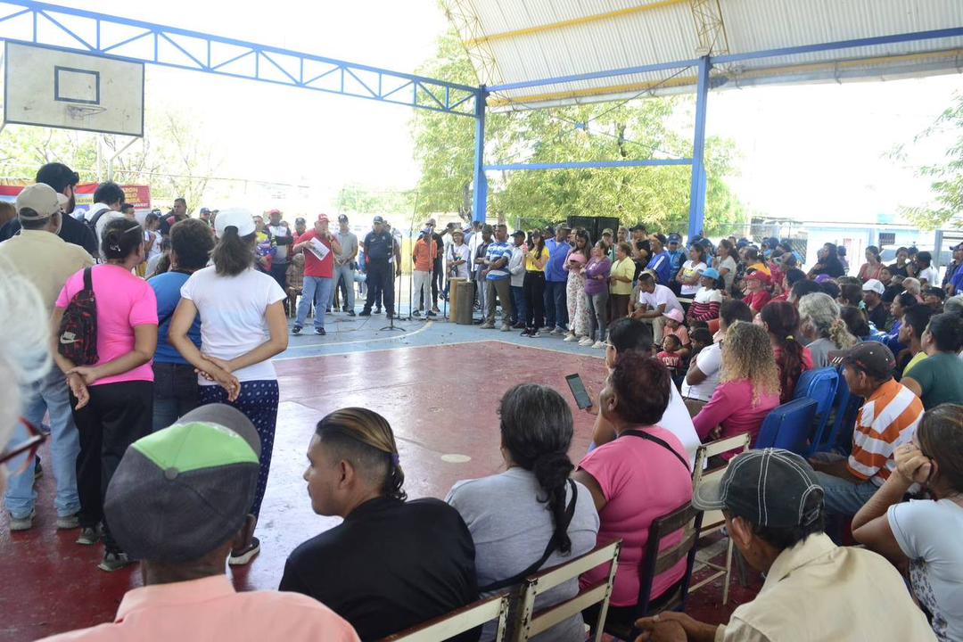 gobiernodelara's tweet image. #13Mar Desde la ciudad de Carora Guy Vernáez, Ministro del P.P. para Comunas y Movimientos Sociales, junto al Gobernador @AdolfoP_Oficial encabezaron una nueva jornada de asambleas populares con mas de 500 comuneros y comuneras, rumbo a la Consulta Popular 2024.
#RumboAlFuturo