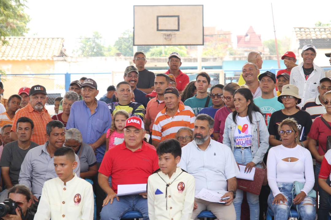 gobiernodelara's tweet image. #13Mar Desde la ciudad de Carora Guy Vernáez, Ministro del P.P. para Comunas y Movimientos Sociales, junto al Gobernador @AdolfoP_Oficial encabezaron una nueva jornada de asambleas populares con mas de 500 comuneros y comuneras, rumbo a la Consulta Popular 2024.
#RumboAlFuturo