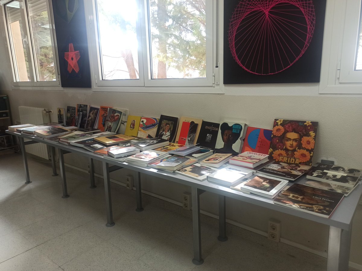 IesVictoria's tweet photo. #díainternacionaldelamujer. Para visibilizar el papel de la mujer en el ámbito cultural contamos con dos exposiciones:
-Mujeres pintoras. “Proyecto educativo fuera de los libros de texto” .Cedido por la Comarca del Jiloca.
-Libros escritos por mujeres. Préstamo de Raquel Lucas. https://t.co/WJBMxwQfXB