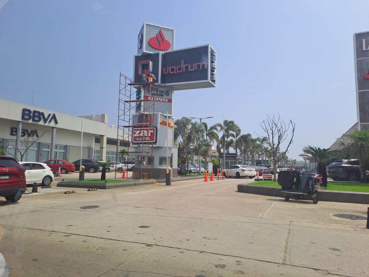 ForoCoatza's tweet photo. Cristalean camioneta en estacionamiento de Plaza Quadrum en #Coatzacoalcos 
 https://t.co/Yj71eXWxVn https://t.co/M6QJ30MXez