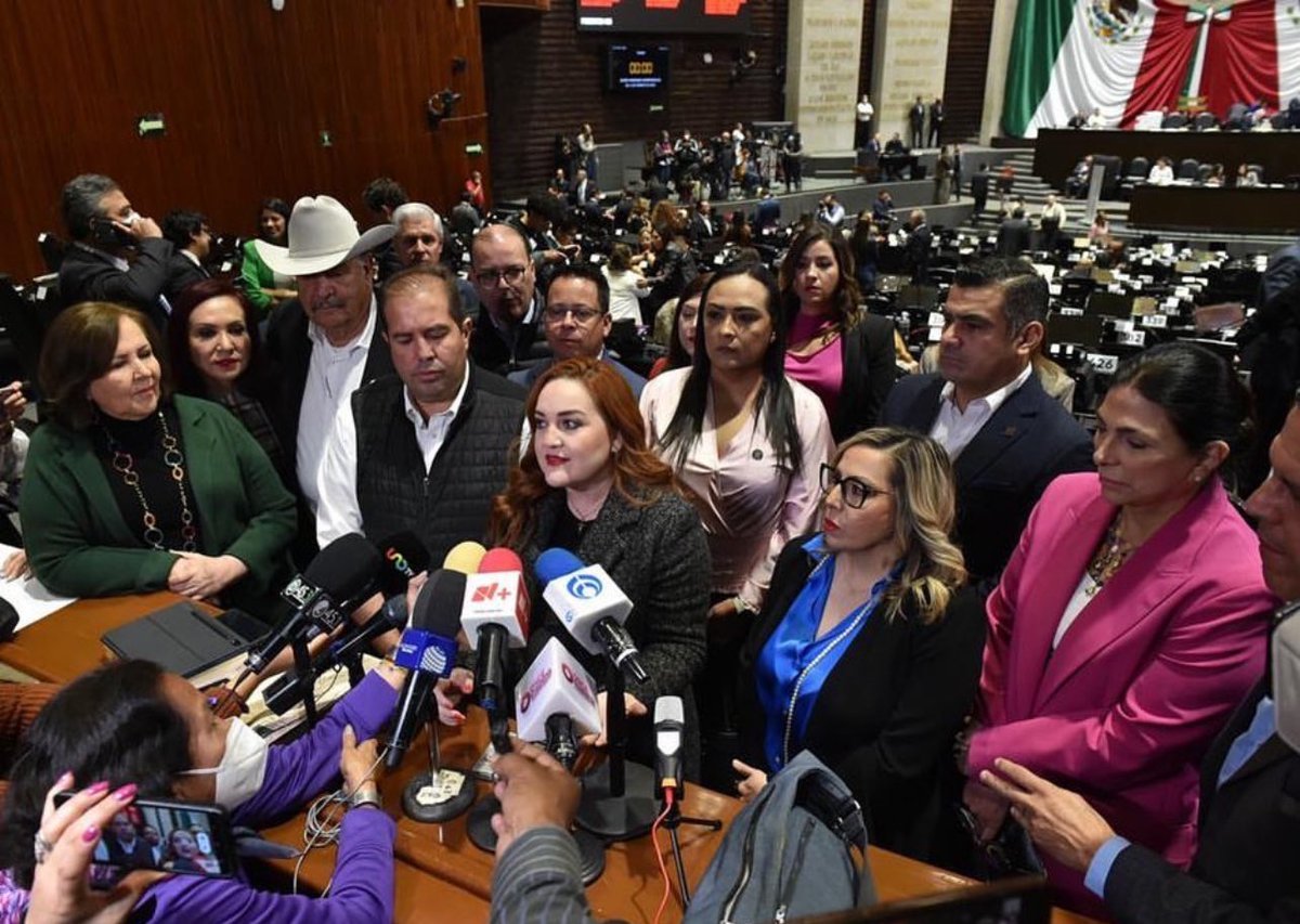 AnniaGomezNL's tweet photo. Fui quien presentó una solicitud de Juicio Político contra el Gobernador de Nuevo León desde diciembre de 2022 porque no cumple con la ley y porque le quitó los recursos $$ a los municipios. (Dinero que debió traducirse en luminarias, ambulancias, patrullas, aguinaldo de trabajadores, etc.)

En ese momento y hoy que nos enteramos de este escándalo de corrupción; los Diputados de Morena y de Movimiento Ciudadano GUARDARON SILENCIO❌