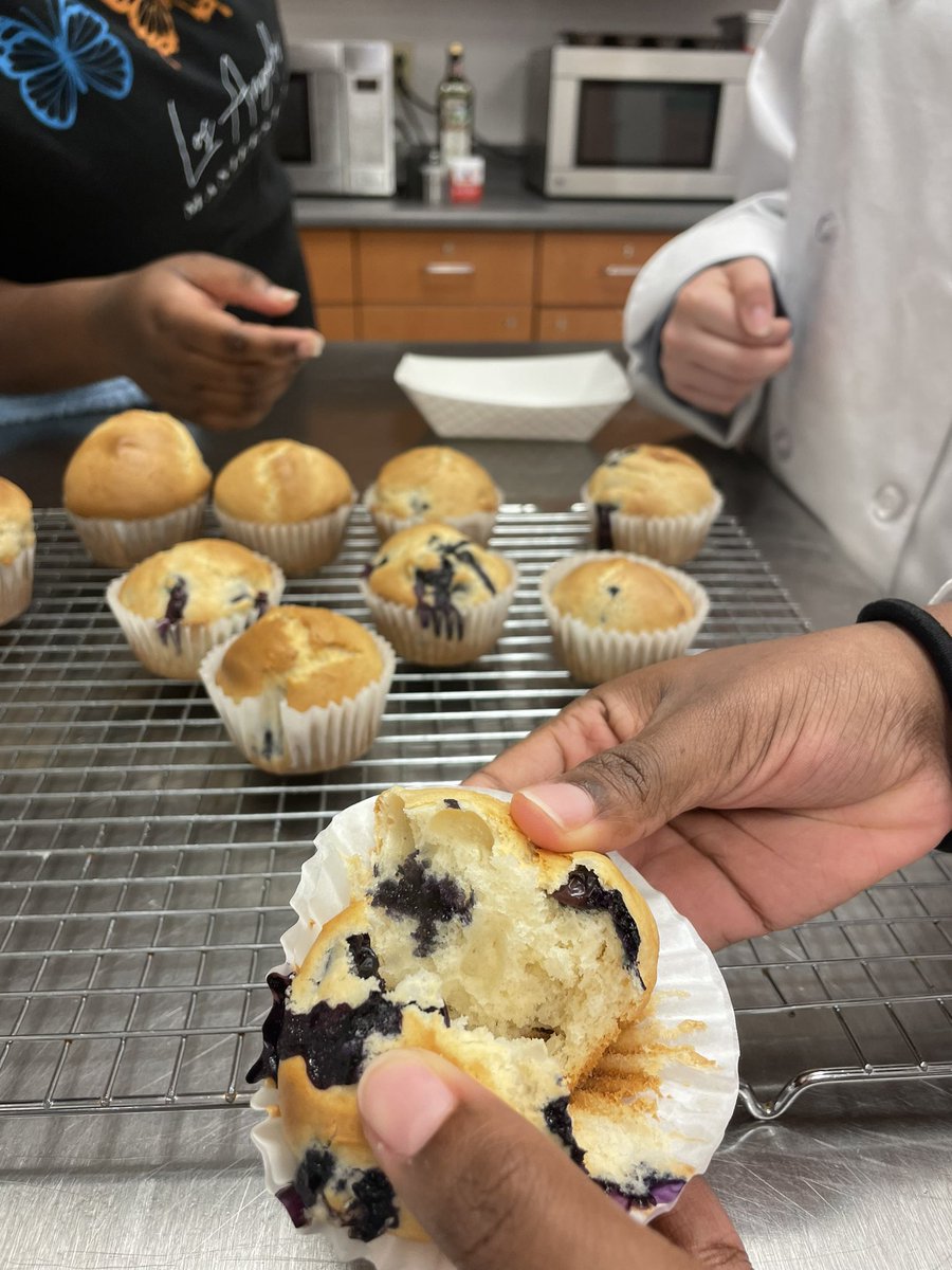 libertyfcclawsd's tweet image. Culinary II students at LHS made delicious muffins! #prostartproud #mixingwell #wsdleads
