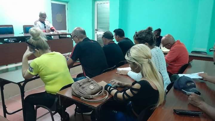 CMzllo's tweet photo. Realizan capacitación Comunicadores Sociales de #Manzanillo, con el tema sobre "Reglas que no pueden faltar en un líder", como parte de su preparación para desempeñar mejor su trabajo junto a sus directivos.🇨🇺
#GranmaVencerá
#GenteQueSuma
#ACCSGranma
#GobiernoManzanillo https://t.co/6N7HDz6gSb