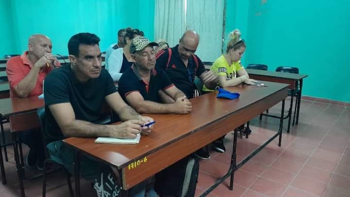 CMzllo's tweet photo. Realizan capacitación Comunicadores Sociales de #Manzanillo, con el tema sobre "Reglas que no pueden faltar en un líder", como parte de su preparación para desempeñar mejor su trabajo junto a sus directivos.🇨🇺
#GranmaVencerá
#GenteQueSuma
#ACCSGranma
#GobiernoManzanillo https://t.co/6N7HDz6gSb