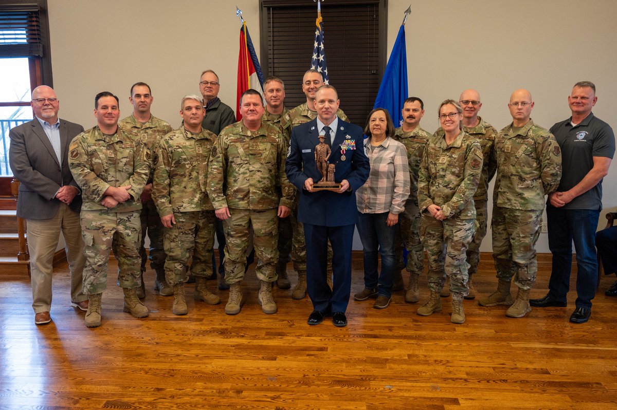 Missouri_NG's tweet image. 🎉 Celebrations within the 131st Civil Engineer Squadron!
Members of the @131stBombWing celebrated the promotion of Chief Master Sgt. Mark Salter and honored the retirement of Chief Master Sgt. Jacob Myracle during January drill.
#MOGuard