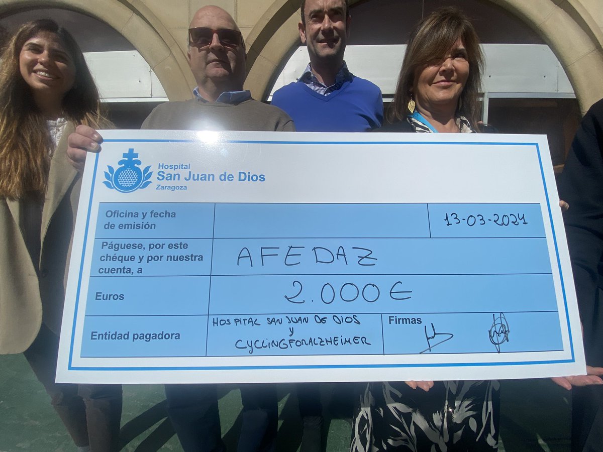 Un día especial ✨ Carmen Vicente, DG del @hsjdzaragoza , Santiago Ruiz, Hno Superior y José Antonio Abiego, presidente del Club Ciclista #CyclingforAlzheimer hacen entrega de un cheque por valor de 2.000 € a Pedro, DG de @AFEDAZ_oficial y Teresa, Trabajadora Social.