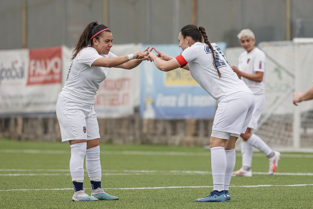 CosenzaOfficial's tweet photo. Sorrisi, gol e foto top per le nostre ragazze 🫶🏻❤️💙

#ForzaLupe https://t.co/yXm1IyyA93