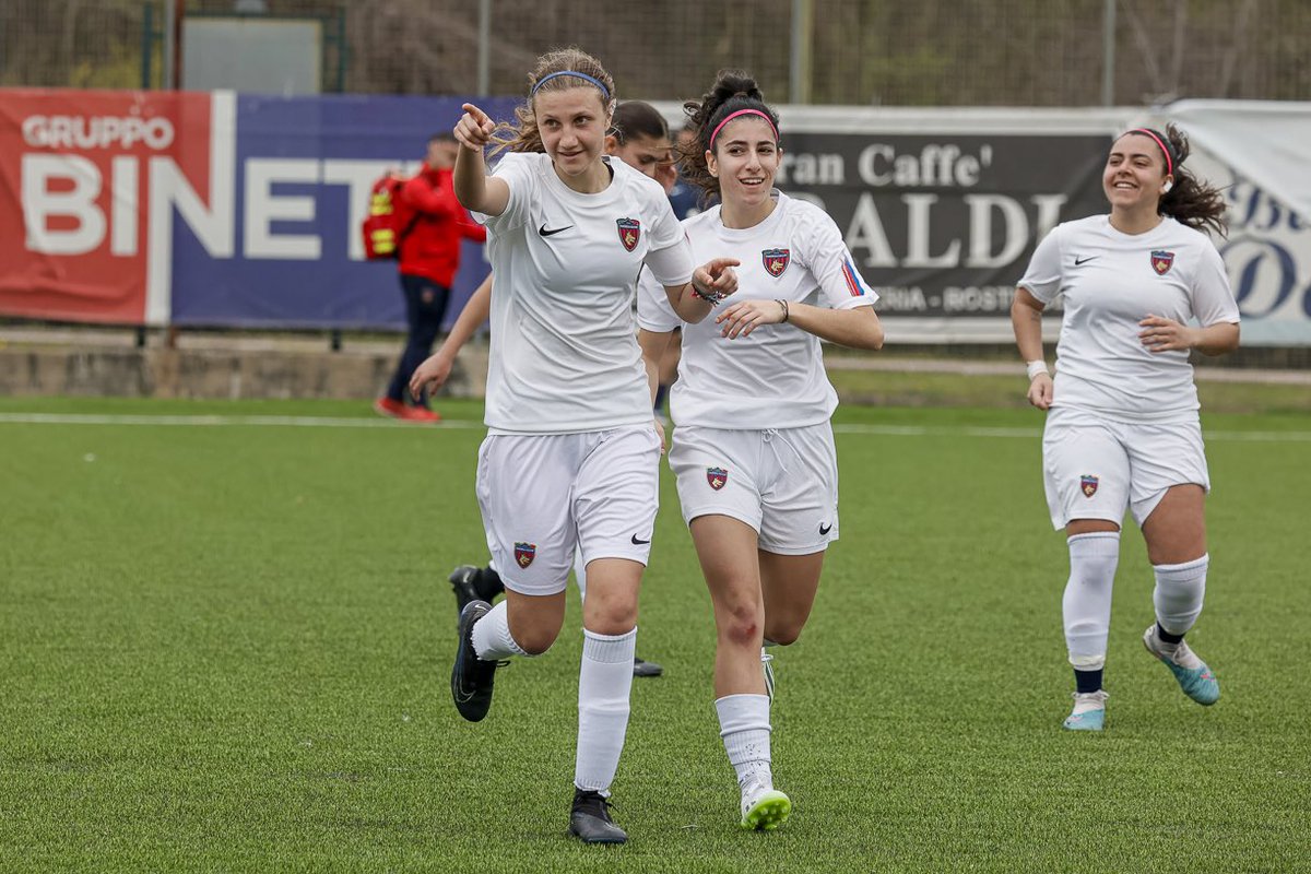 CosenzaOfficial's tweet photo. Sorrisi, gol e foto top per le nostre ragazze 🫶🏻❤️💙

#ForzaLupe https://t.co/yXm1IyyA93