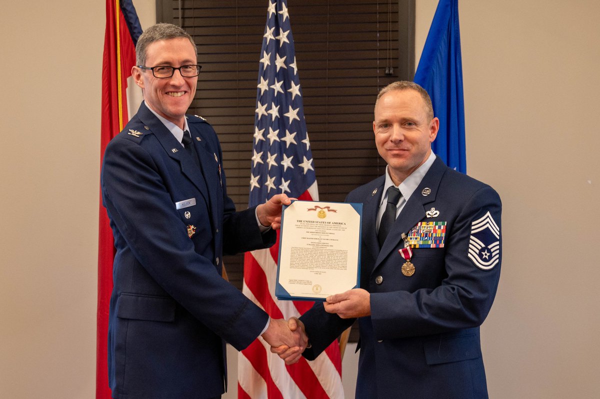 Missouri_NG's tweet image. 🎉 Celebrations within the 131st Civil Engineer Squadron!
Members of the @131stBombWing celebrated the promotion of Chief Master Sgt. Mark Salter and honored the retirement of Chief Master Sgt. Jacob Myracle during January drill.
#MOGuard