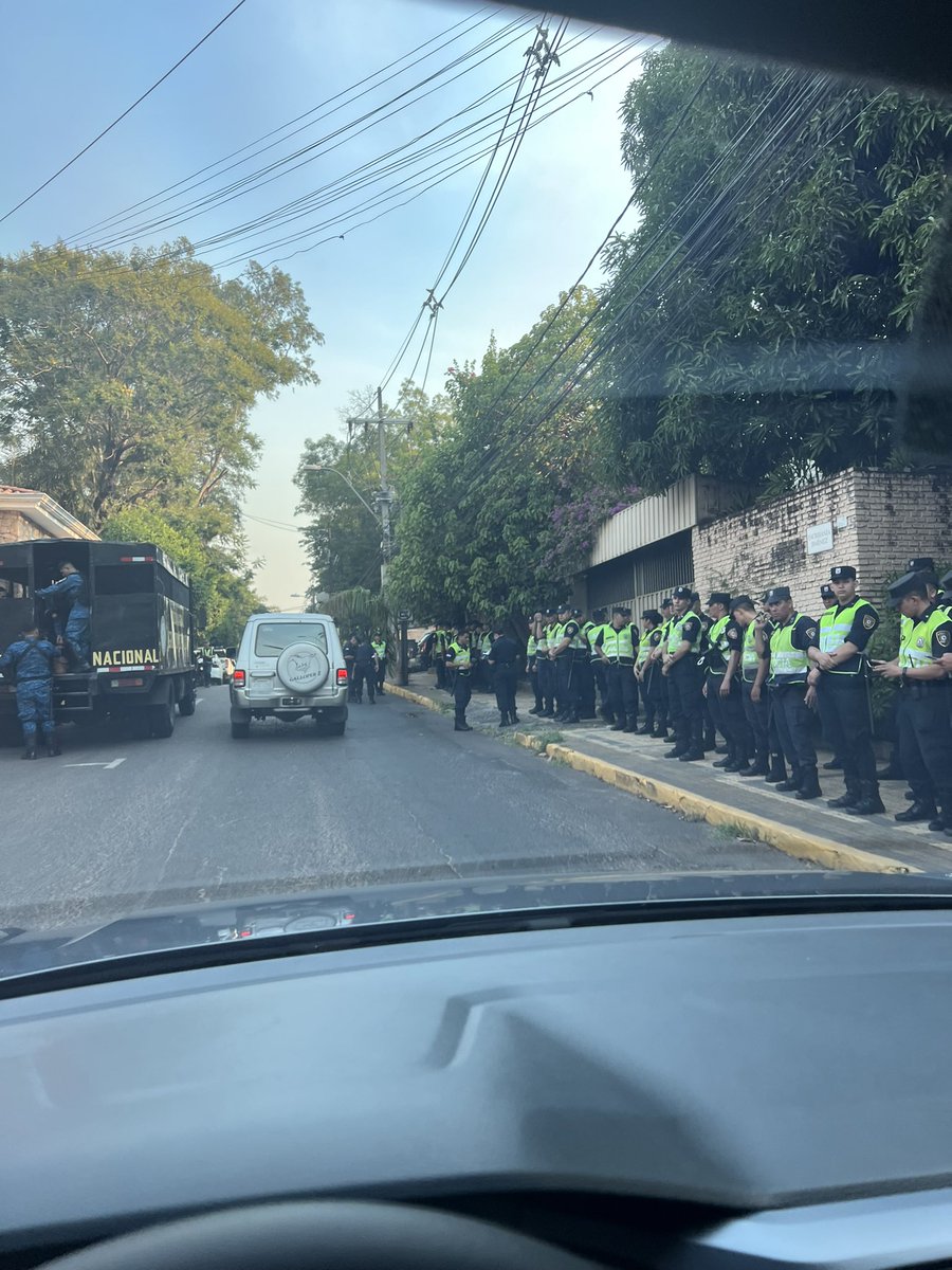 Todos los días hechos de asaltos, la inseguridad aumentando diariamente, no le vemos a la policía actuar, estamos solos. Había sido que existen, sobre Avda. España ahora mismo. Seguridad selectiva carajo!!