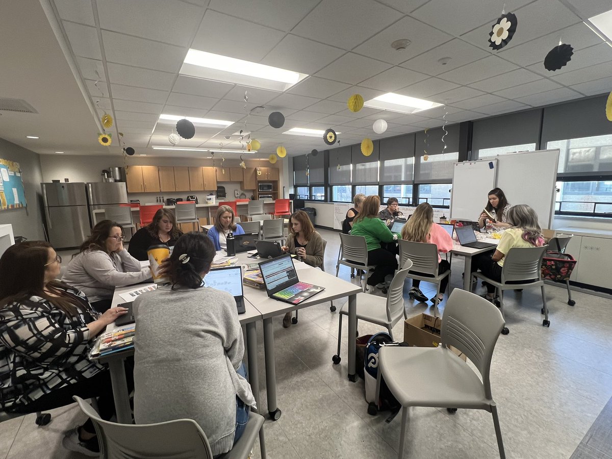 @ardmoreschool4 Leadership Team working magic🤩 Diving into data and staff voice to make moves for our leaders of tomorrow! Rock ⭐️ Team in action!
