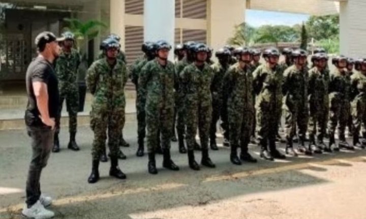 Cecysimplemente's tweet photo. El comandante Edwin Castaño del batallón N⁰ 3 en Cali,fue removido de su cargo por permitirle al concejal Andrés (pistolas) Escobar 
grabar un  video entrenando a la tropa y recibiendo órdenes. https://t.co/PdT3NJuMv1