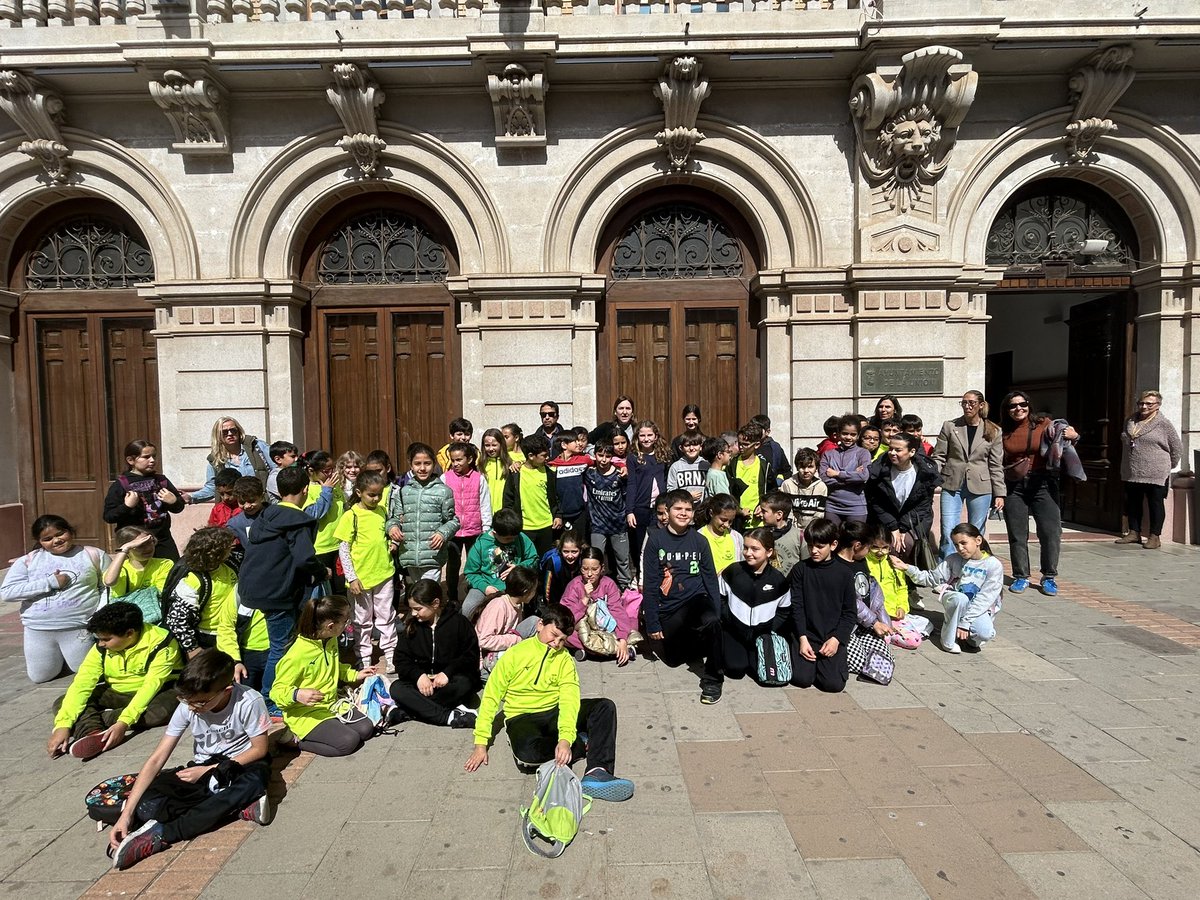 👩🏻‍🏫Hoy hemos recibido la visita de alumnos de tercer y cuarto curso de Primaria del CEIP El Garbanzal.

👉Los peques han conocido al alcalde, han podido experimentar cómo se lleva a cabo un pleno, y posteriormente han realizado un paseo por el Ayuntamiento👧🏻👦🏼