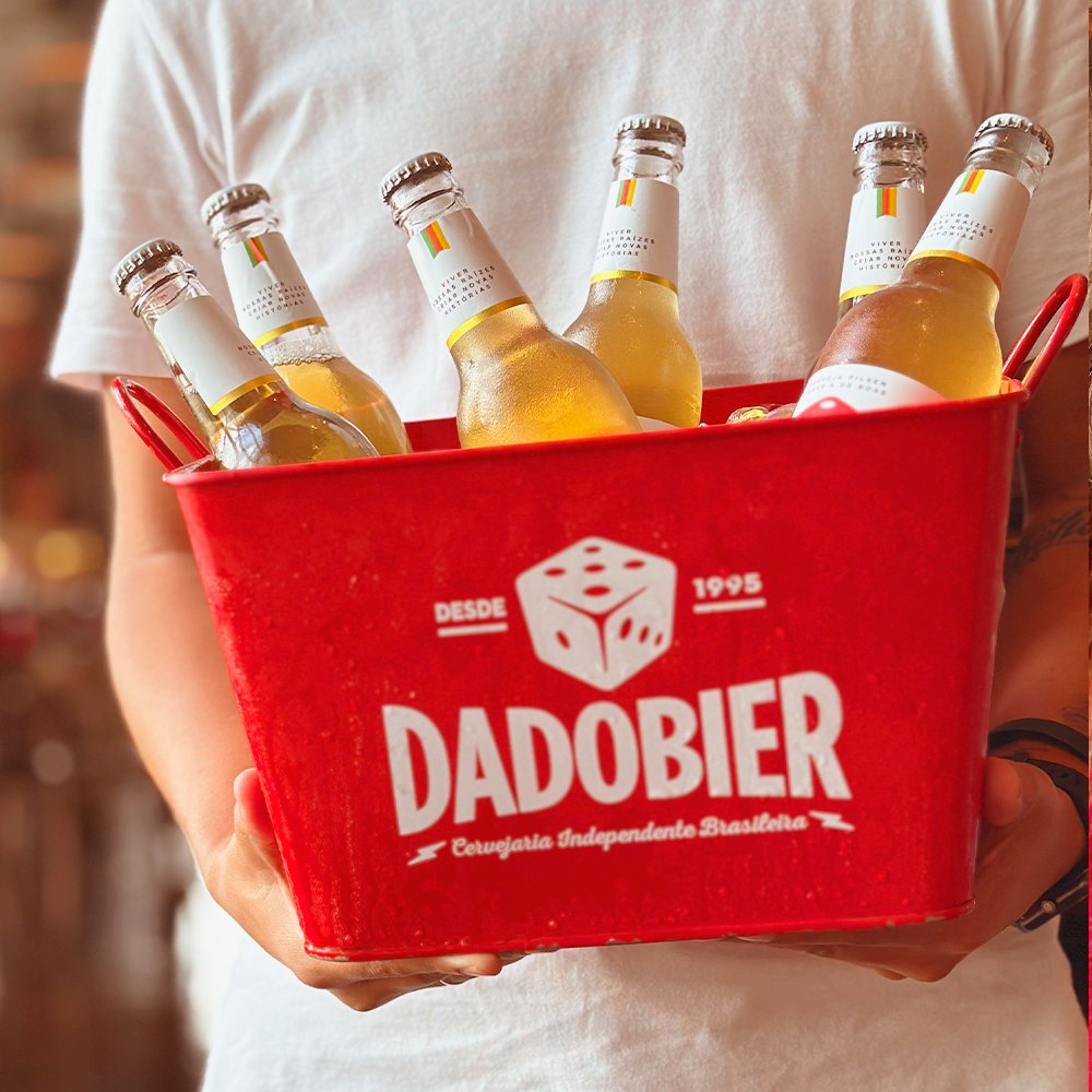 Nesta semana de temperaturas altas, bora espantar o calor com uma Dado bem gelada. Chama os guris e as gurias para uma resenha no Food Hall! 😎

#dadobier #cervejagaucha #verao #pilsen #IPA