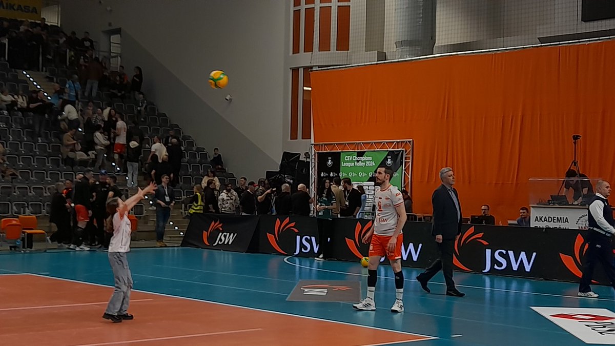 AgaNiedzialek's tweet photo. Ktoś by tu chyba jeszcze chętnie pograł ;)
#CLVolleyM #JASANK https://t.co/T2cTfJnN3v