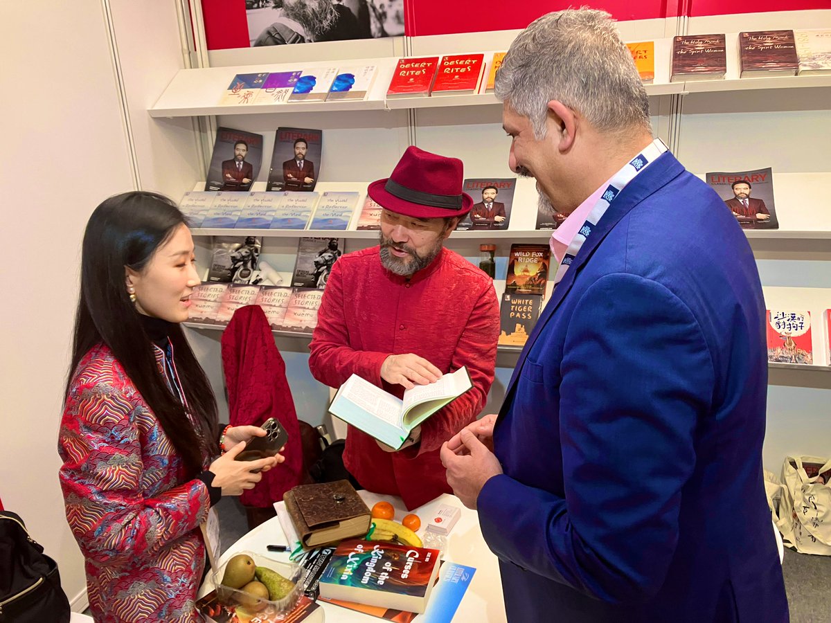 IslamIntPub's tweet photo. We had the opportunity to meet @TheXuemo and presented him a Chinese translation of the Quran.

We thank him and the Beijing Ruxue Company for their hospitality. https://t.co/KcaJbOBdyw