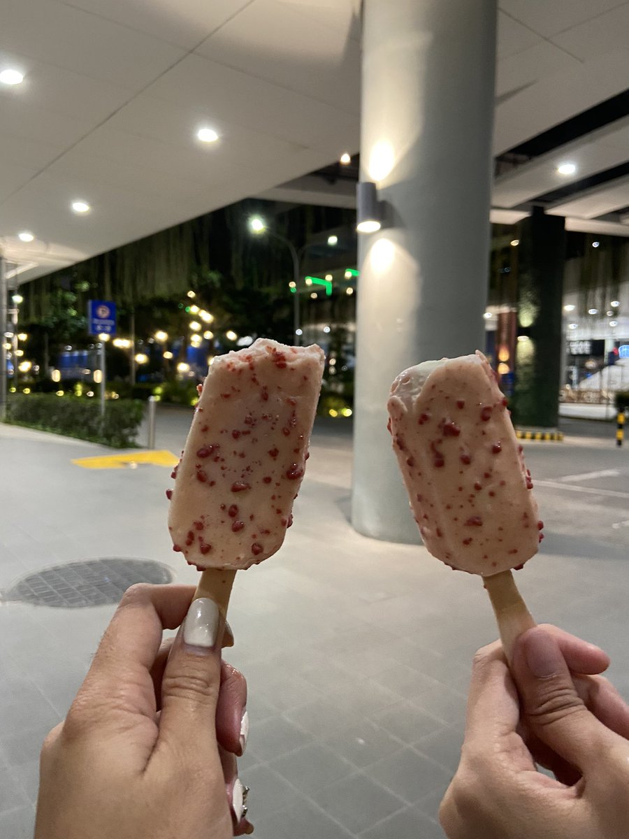 callme_patchy's tweet photo. Lunch time chika with ice cream 😝 https://t.co/qvAR2wOlXj