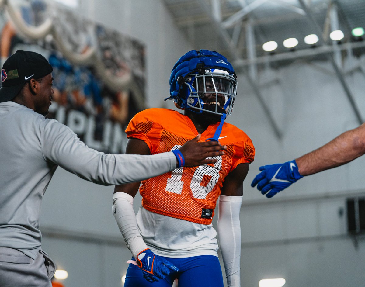 BroncoSportsFB's tweet photo. 𝗞𝗲𝗲𝗽 𝗰𝗹𝗶𝗺𝗯𝗶𝗻𝗴 🔵🟠

#BleedBlue | #BuiltDifferent https://t.co/ODTW1Tqo3h