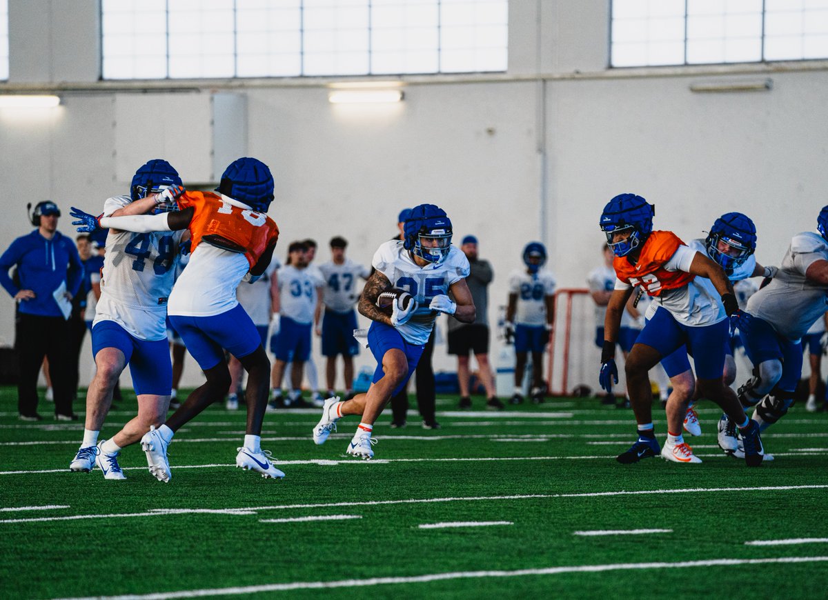 BroncoSportsFB's tweet photo. 𝗞𝗲𝗲𝗽 𝗰𝗹𝗶𝗺𝗯𝗶𝗻𝗴 🔵🟠

#BleedBlue | #BuiltDifferent https://t.co/ODTW1Tqo3h