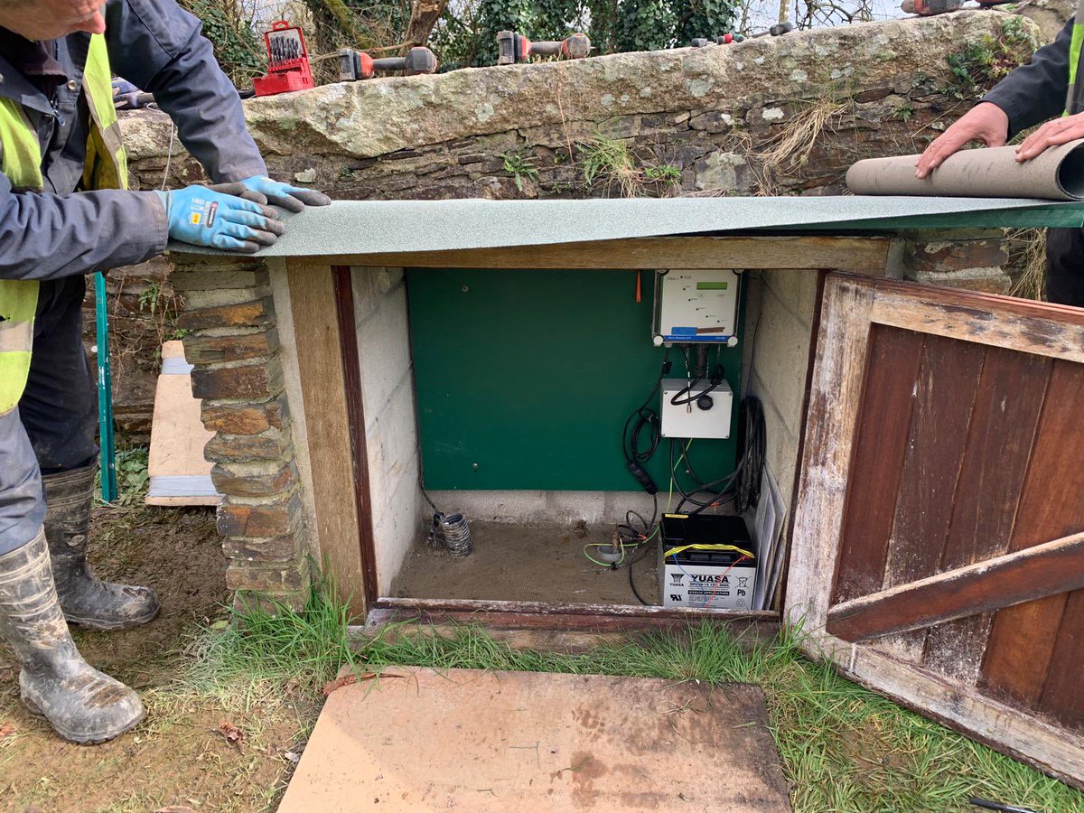 Progressing nicely! Refurb of a cabinet housing our flood warning gauge at Canworthy Water ⚠️ 

The ever brilliant <a href="/DCfieldteamsEA/">Field Operations EA</a> problem solving to bring the cabinet up to the grade for a mains power install.  All ways round this will increase site resilience. Bravo them!