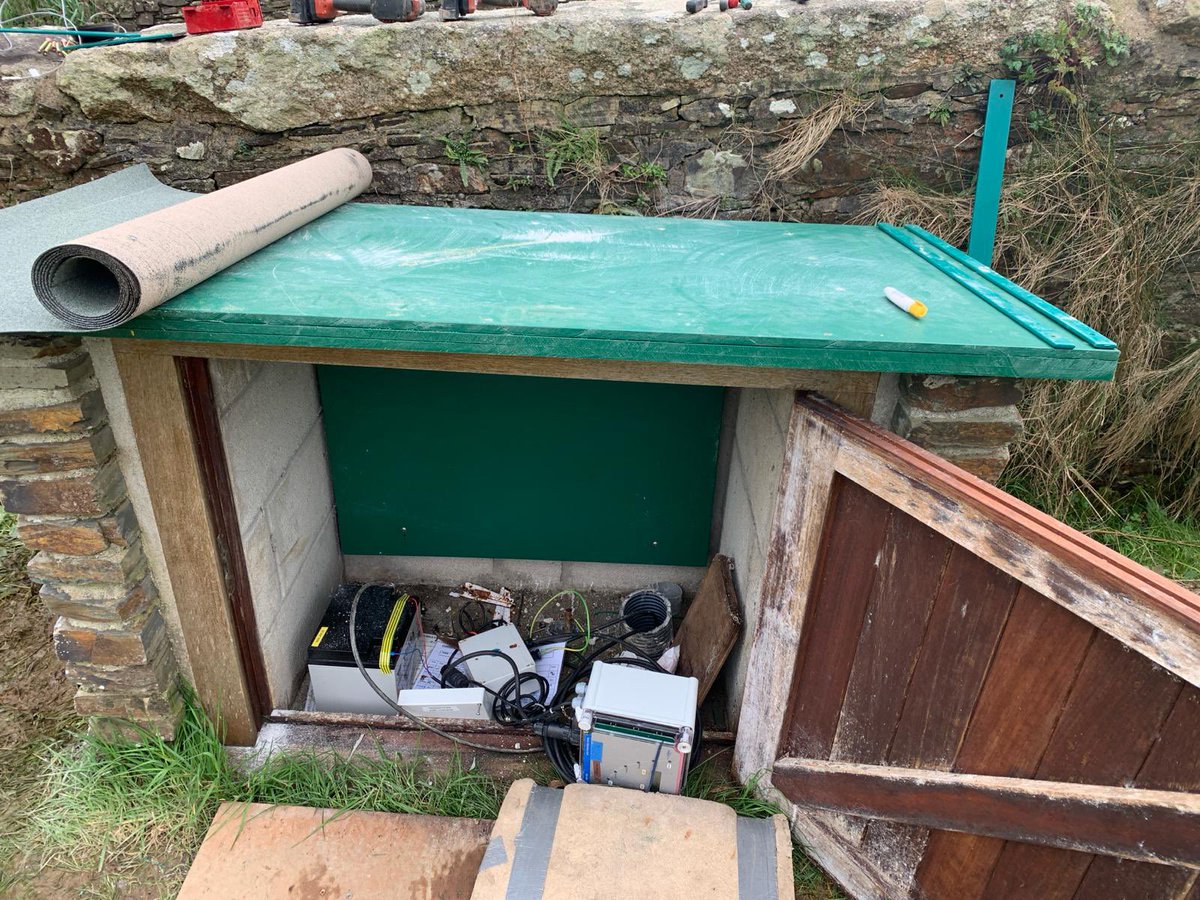 xrunnerwill's tweet image. Progressing nicely! Refurb of a cabinet housing our flood warning gauge at Canworthy Water ⚠️ 

The ever brilliant @DCfieldteamsEA problem solving to bring the cabinet up to the grade for a mains power install.  All ways round this will increase site resilience. Bravo them!