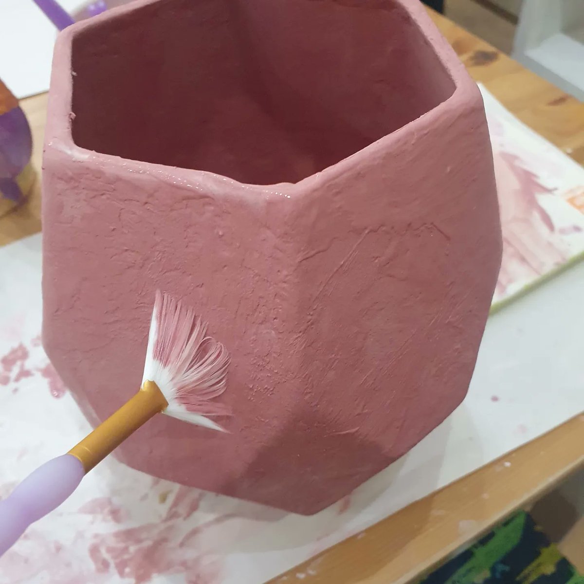 ciaraspinkpod's tweet photo. When you use 2 bottles of pink paint for your masterpiece!
#PinkVase #mycraftyevening
#Pinkart #pinkcreation
Thanks to lovely people @happyglazeepsom for having me! https://t.co/nfTILQ3yrw