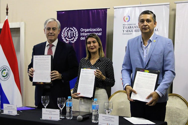 OITconosur's tweet image. #HOY 🇵🇾 | Se firmó un acuerdo para la implementación del Sistema de Información del Mercado Laboral #SIMEL entre @OITconosur, @MTESS_PY y el #INE.

¡Celebramos este importante paso hacia mejores políticas públicas en base a datos objetivos y actualizados sobre el mercado laboral!