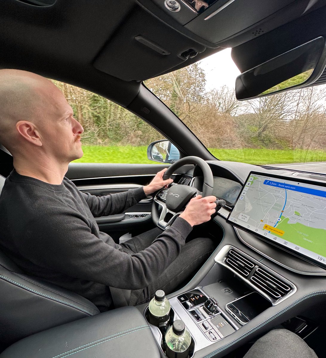 J’avais mis ma plus belle chemise bûcheron aujourd’hui, pour l’essai de la BYD Seal U, afin de faire plaisir à <a href="/NHoonited/">Le Novichok De Hoonited</a>. Manque de bol, c’était <a href="/LHoonited/">Le Stagiaire de Hoonited</a> qui était là. Et mon gars sûr <a href="/thomasdecalais/">Thomas</a>