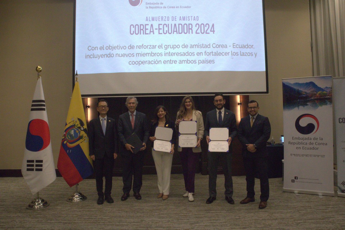 CoreaEmbEC's tweet photo. También celebramos la designación de 4 miembros como consejeros del Grupo Amistad Ecuador-Corea.
¡Seguimos construyendo puentes de amistad y colaboración! 📷
📷 #EcuadorCorea #AmistadBilateral #CulturaCompartida https://t.co/ufhF8cbbRb