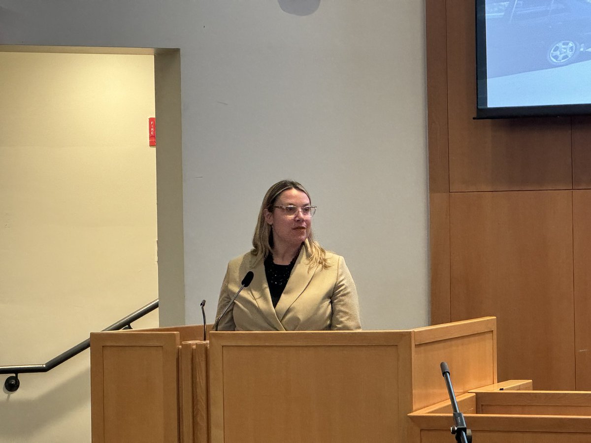 Dean @ProfKristenBoon now presents the Honourable Justice Mary T. Moreau at the @uOttawa Welcome Ceremony for the new Supreme Court Justice; a long-standing standing tradition, and amazing opportunity for @uocommonlaw and @DrCiviluOttawa students to meet SCC justices!