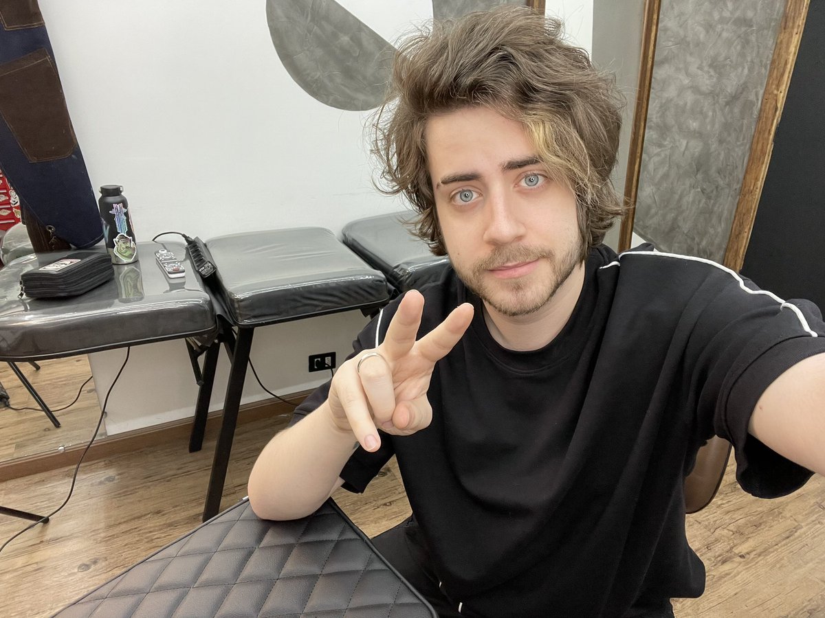 cellbit's tweet photo. semana passada eu falei que ia tatuar o primeiro monstro que me matasse no hollow knight

eu morri

hoje é dia de fazer a tatuagem

ao vivo agora https://t.co/CdUb4IQNIg https://t.co/AYmdTIpdcp