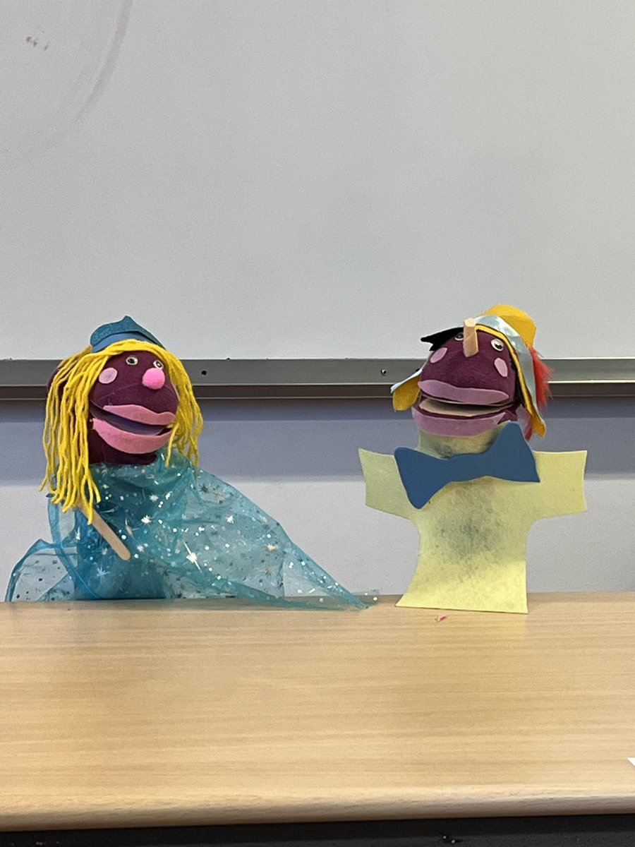 MorereJ's tweet photo. Recyclage de vieilles chaussettes orphelines pour un travail de la voix libérée et sans stress. Les 6e s’initient en douceur  au théâtre en passant par un jeu de marionnettes sur la pièce Pinocchio. Quand le spectacle est vraiment vivant …@ClgCazeres @MissionLde @ia_ipr_lettres https://t.co/29Plo9lzPb