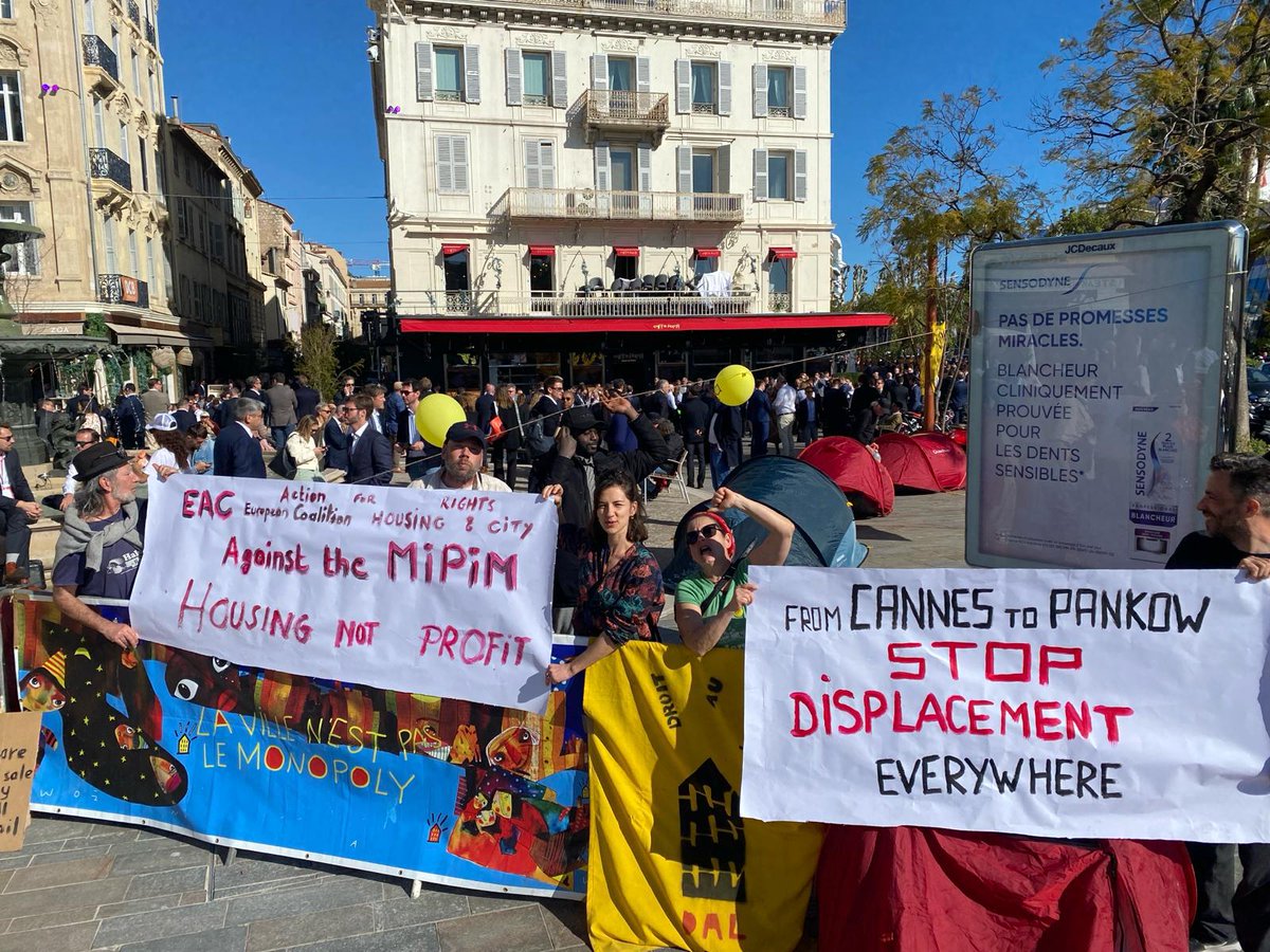In diesen Tagen findet eine der größten Immobilienmessen in Cannes statt: #MIPIM24 #mipim

👇 Thanks to all activists in Cannes! 
 @4HousingandCity 💜

Our struggles are united!

We don't need no 'new urban neighbourhoods' - we need affordable housing for all!

1/2