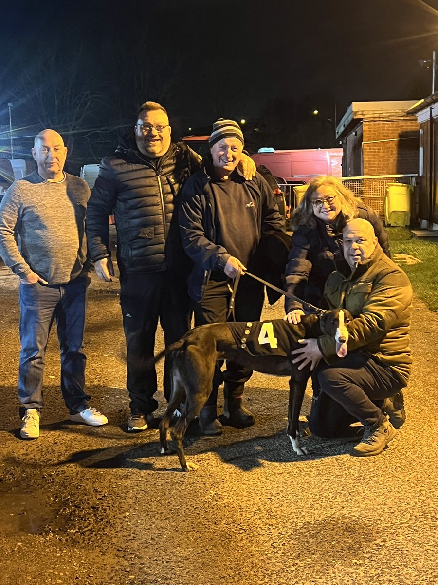 ProtheroeTerry's tweet photo. Great night tonight @perrybarrdogs our Boy Flash goes in in style ,massive thank you to team Ian Walker @bwalker1311 Debโs for all there hard work ,Big shoutout to @GarthAlan for coming down from Sheffield @Davidtitterton1 #britishbredgreyhounds #topbreeder @ProtheroeSarah https://t.co/A4hWsl6d6t