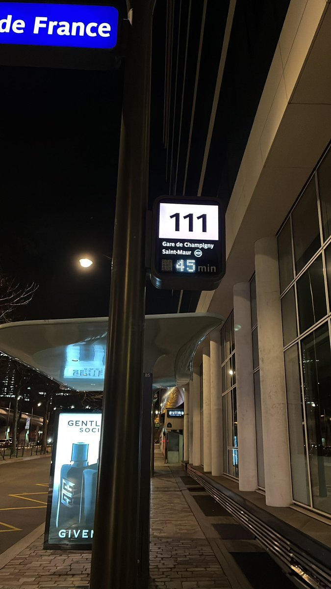staiff75's tweet photo. Quand ton bus devrait arriver dans les 10 minutes #ratp @ClientsRATP et que tu as 45 minutes d’attentes à 22h30 … 
Super la fin de journée de boulot … #merci @RATPgroup https://t.co/V7oOYzLpbn