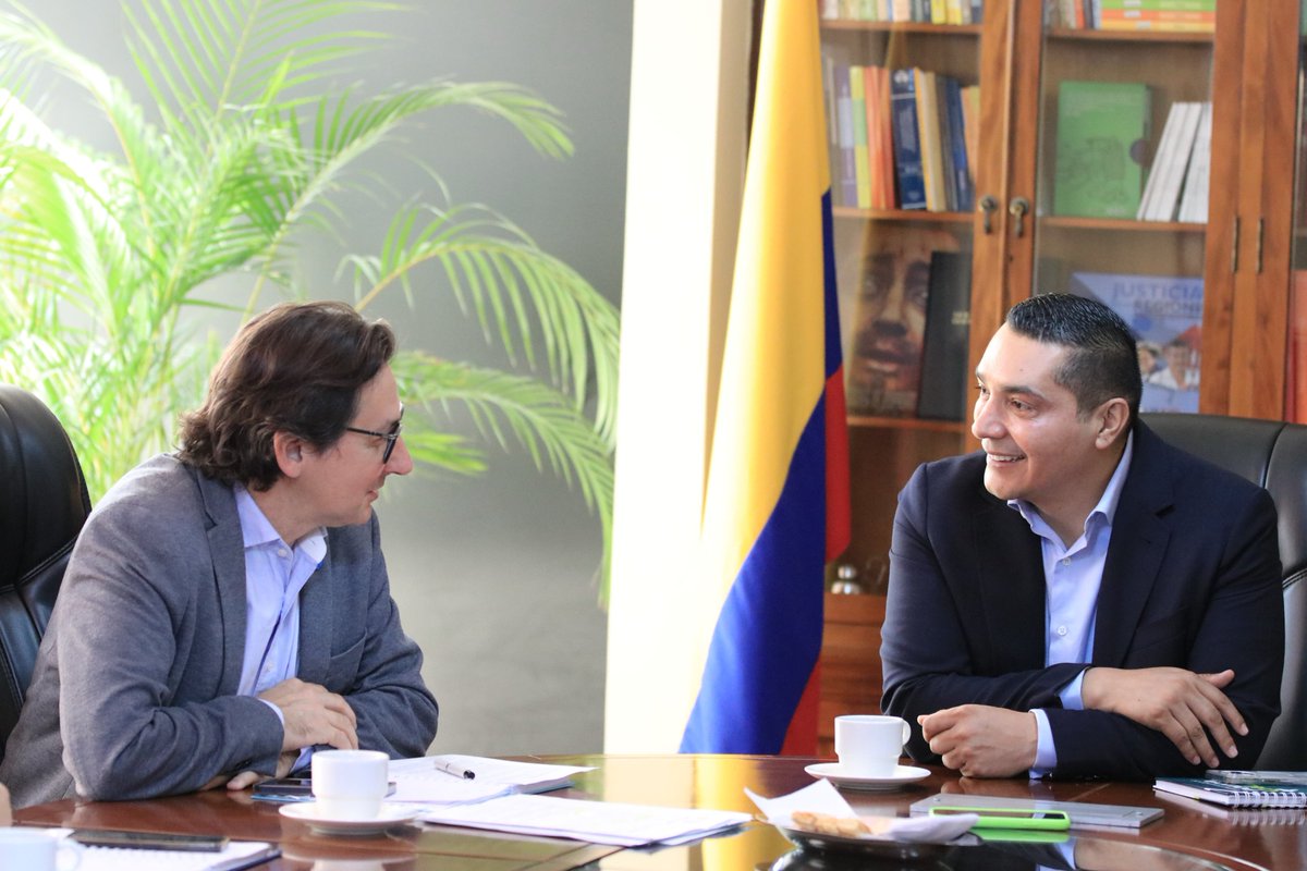 FAO_Colombia's tweet photo. Cuente con nuestro equipo Sr. gobernador @OctavioGuzmanGu, desde @FAO🇨🇴 apoyaremos al Cauca en la formulación del Plan de Desarrollo desde el fortalecimiento sostenible del sistema agroalimentario, modernización de mercados locales y el turismo de naturaleza @AZimmermannFAO 🤝🌄 https://t.co/8JNyJ7LcFN