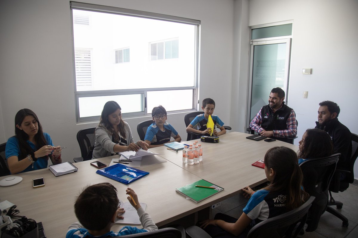 Con gran entusiasmo recibimos la visita de alumnos de 5º de primaria de @HarmonySchool_ . Estamos complacidos de ser parte del proceso educativo de estos jóvenes comprometidos con su comunidad que, además, elaborarán una propuesta de mejora para su entorno urbano.